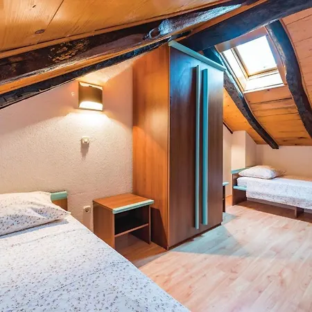 3 Bedroom Gorgeous In Domijanici Feriehus